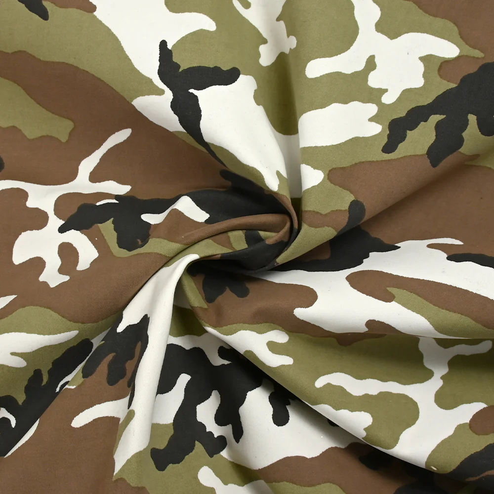 Satin de coton élasthanne camouflage olive et taupe fond blanc - Image 2
