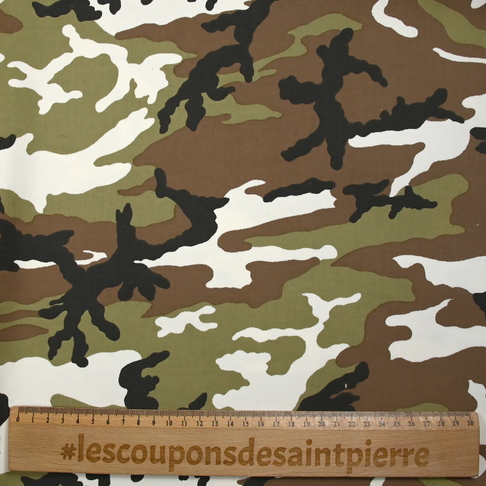 Satin de coton élasthanne camouflage olive et taupe fond blanc - Image 3