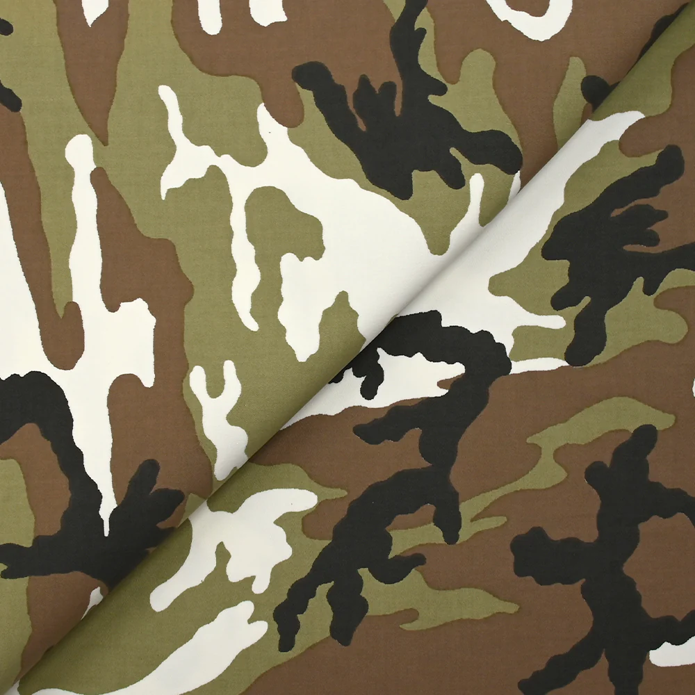 Satin de coton élasthanne camouflage olive et taupe fond blanc - Image 4