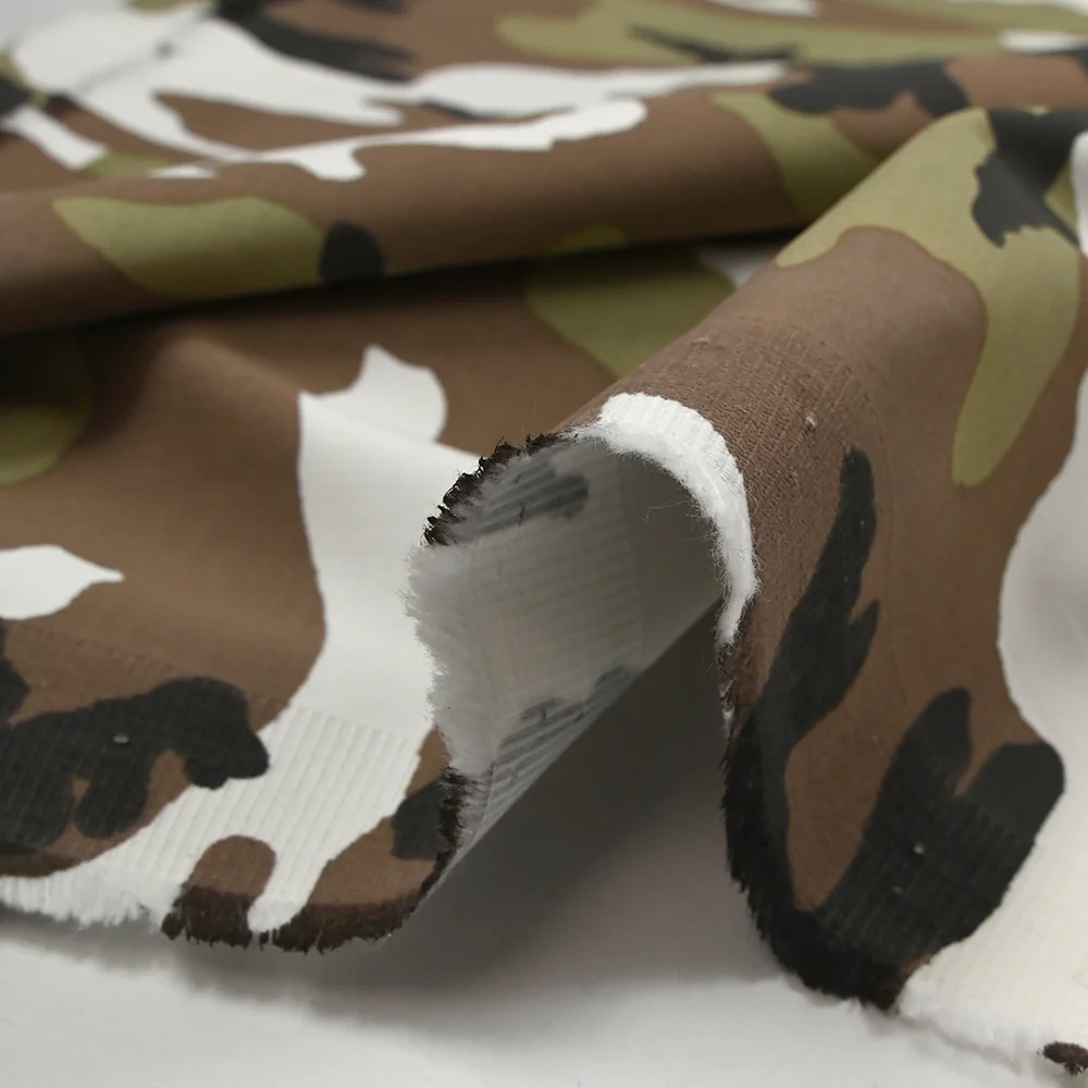 Satin de coton élasthanne camouflage olive et taupe fond blanc - Image 6