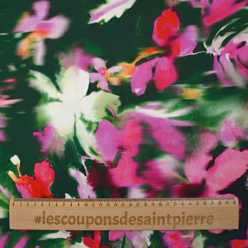 Satin de coton élasthanne fleurs dans le flou fond vert foncé - Image 3
