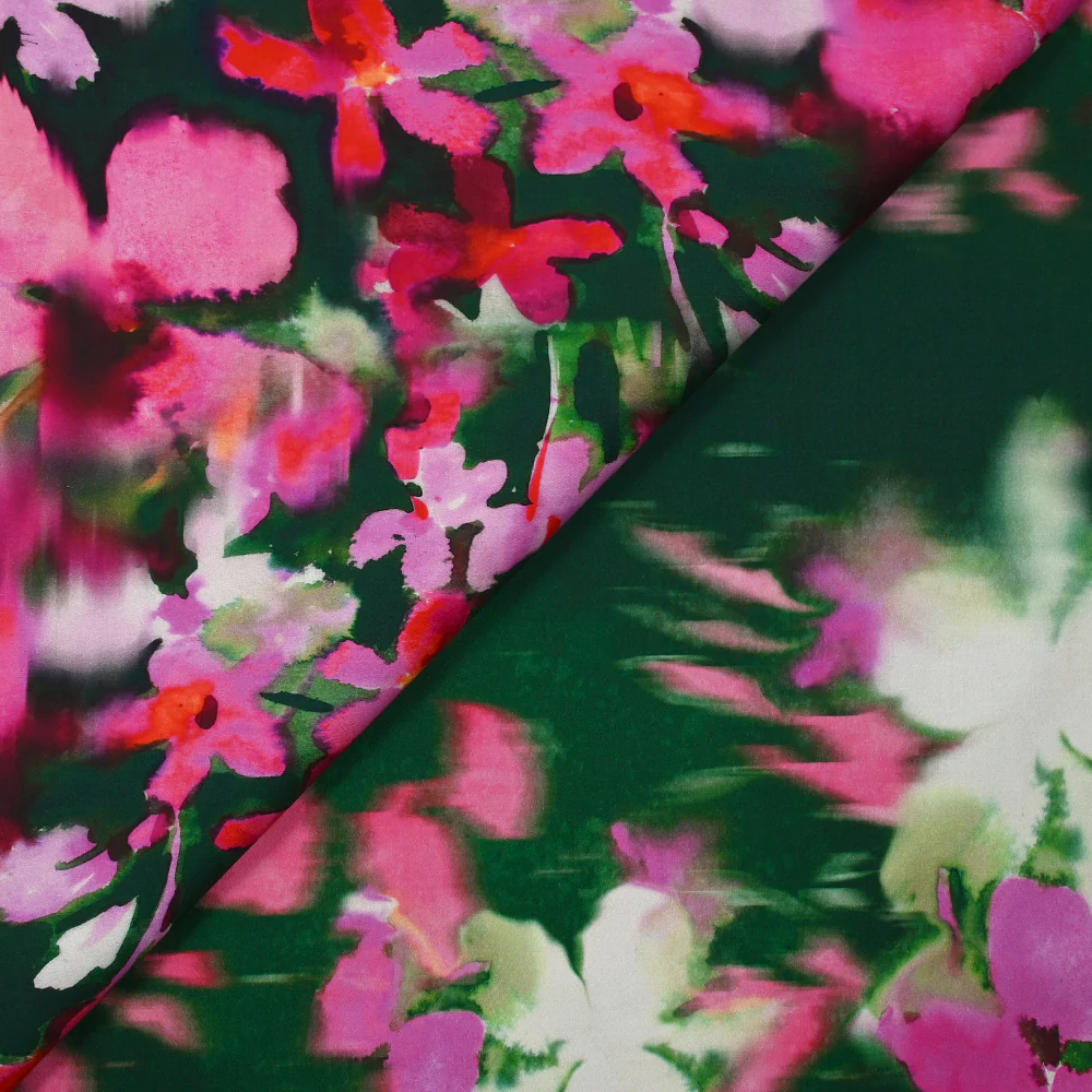 Satin de coton élasthanne fleurs dans le flou fond vert foncé - Image 4