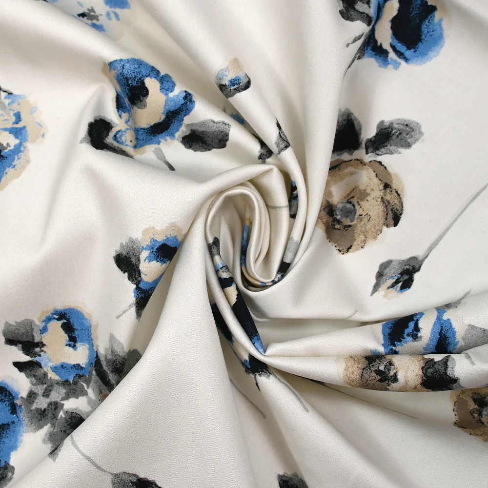 Satin de coton élasthanne pensée de fleurs bleu et grège fond blanc - Image 2