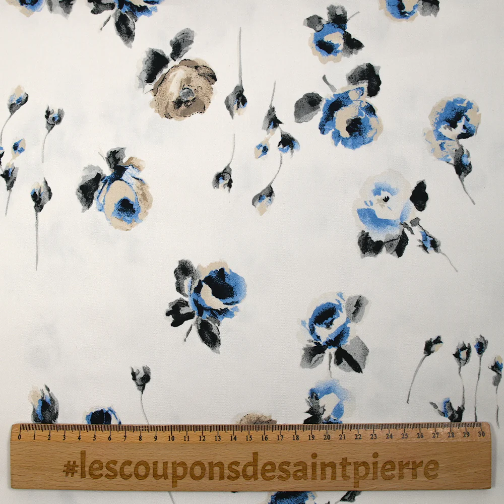 Satin de coton élasthanne pensée de fleurs bleu et grège fond blanc - Image 3