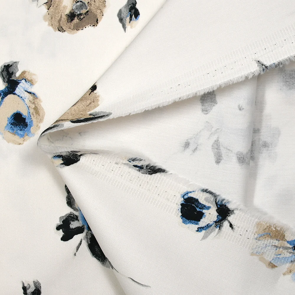 Satin de coton élasthanne pensée de fleurs bleu et grège fond blanc - Image 5