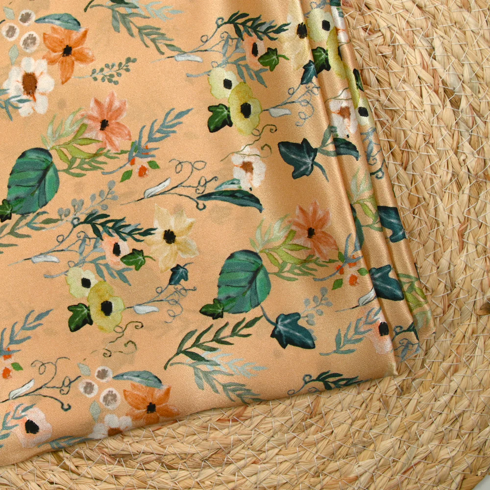 Satin de soie imprimé cascade de fleurs fond beige sable