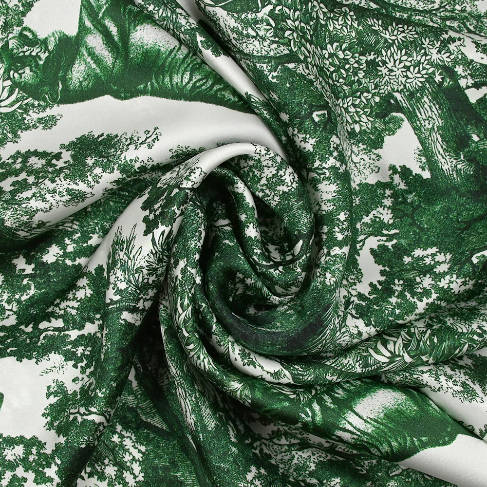 Satin de soie imprimé dans la jungle vert fond blanc - Image 2
