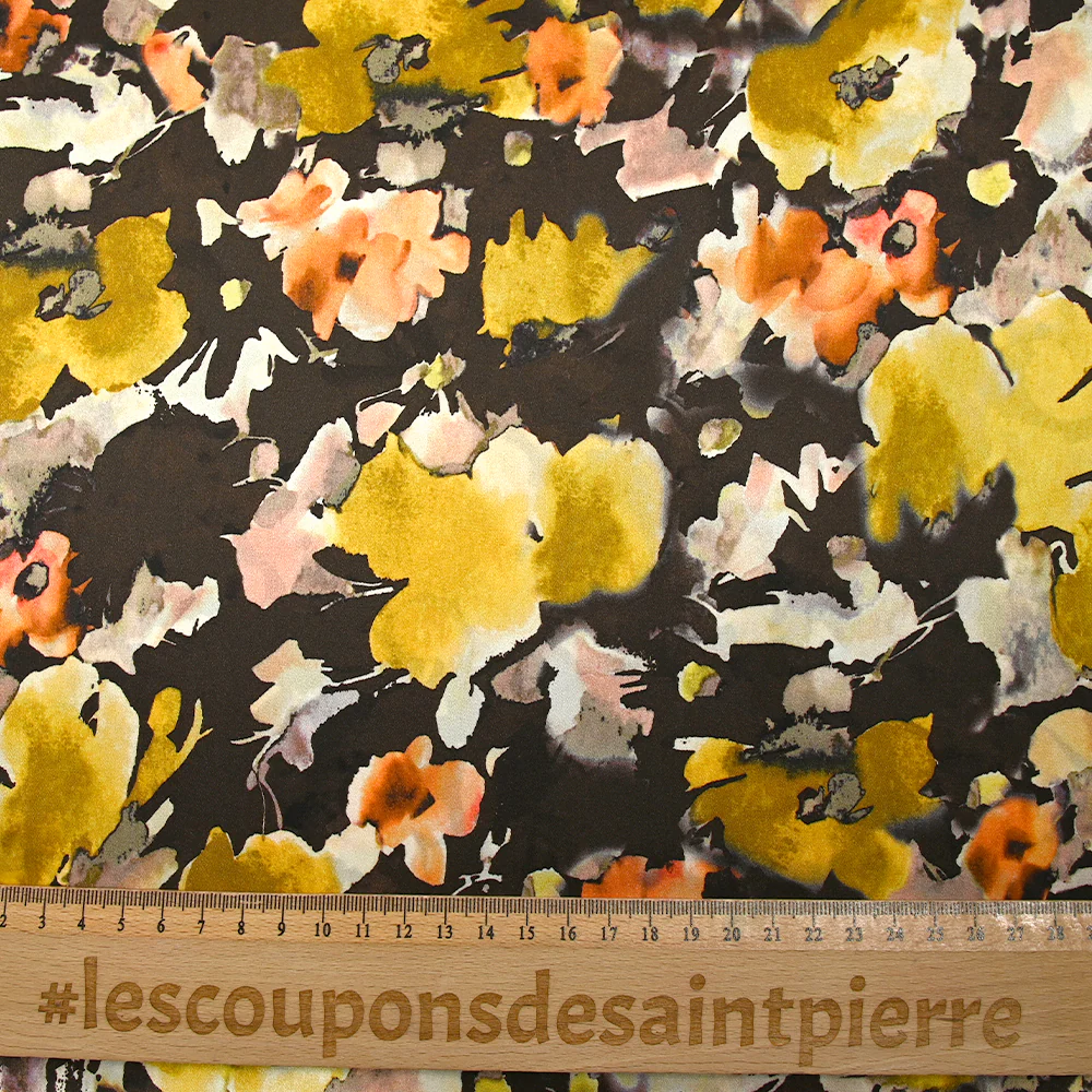 Satin de soie imprimé douceur en peinture fond marron - Image 3