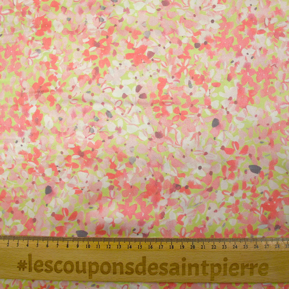 Satin de soie imprimé fleurettes rose corail fond vert pastel - Image 3
