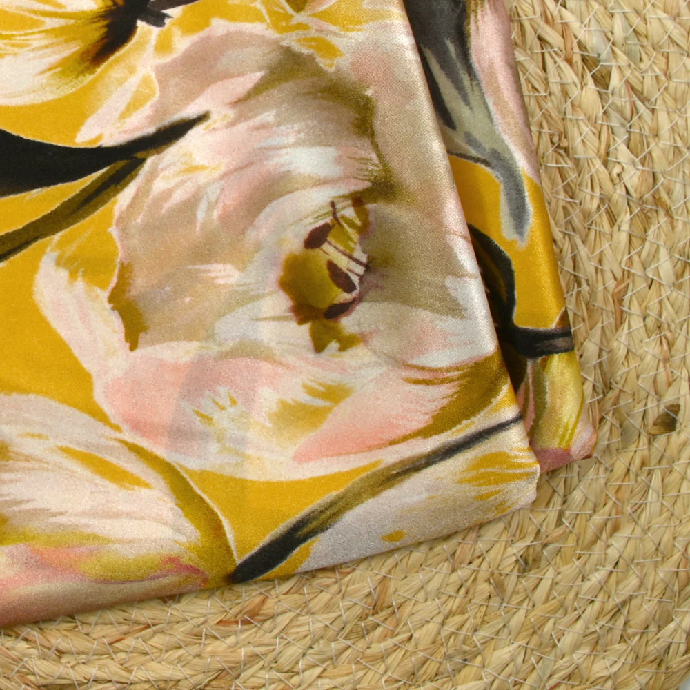 Satin de soie imprimé tulipes sauvages fond moutarde