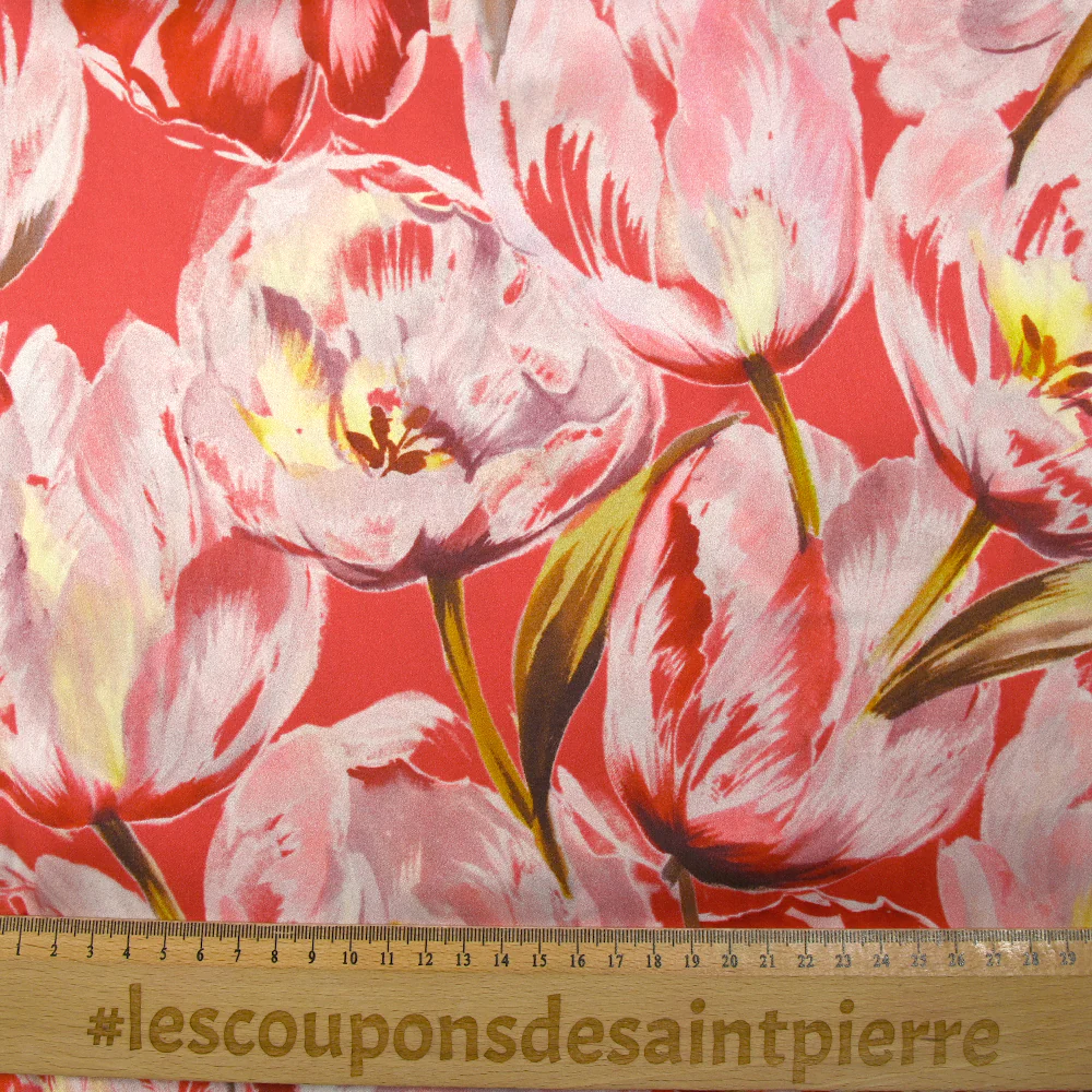 Satin de soie imprimé tulipes sauvages fond rouge corail - Image 3
