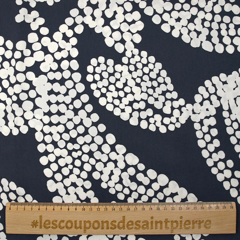 Satin de viscose fin imprimé cachemire de pois fond marine - Image 3