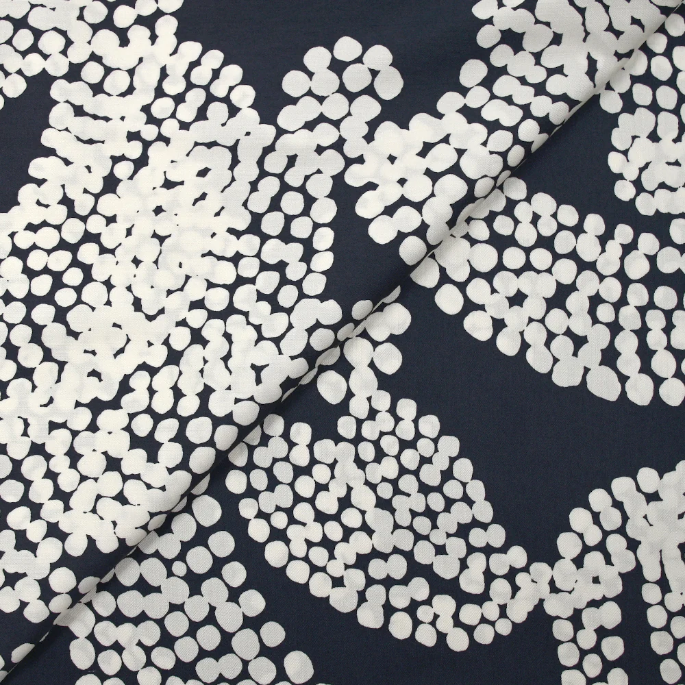 Satin de viscose fin imprimé cachemire de pois fond marine - Image 4