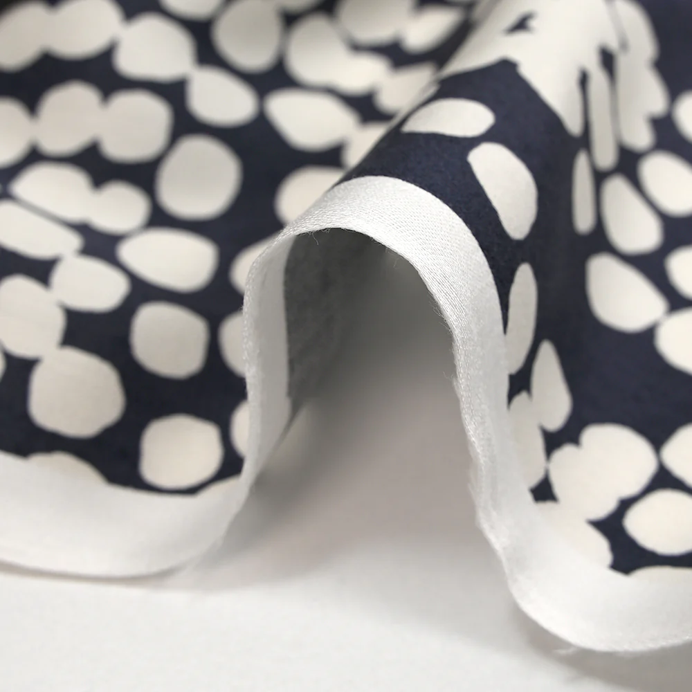 Satin de viscose fin imprimé cachemire de pois fond marine - Image 6