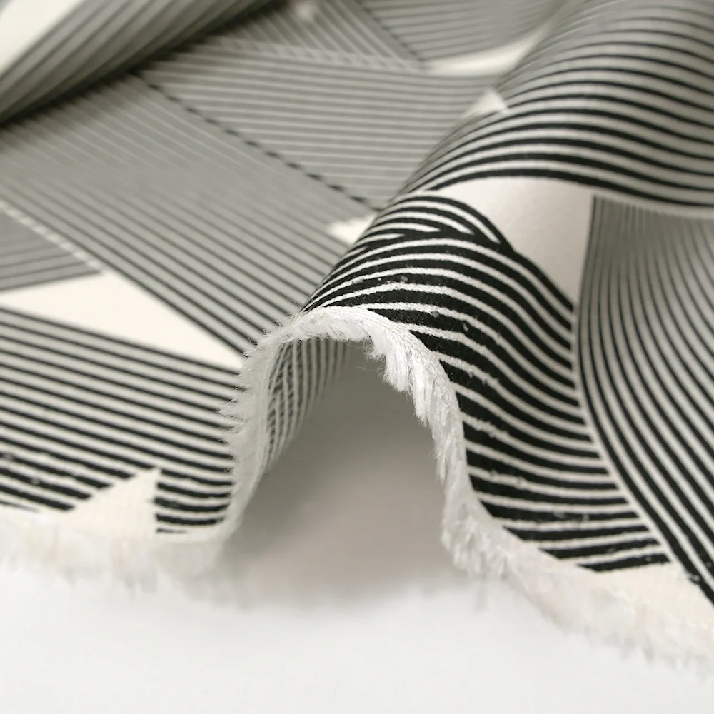 Satin de viscose fin imprimé étoile entremêlée noir et blanc cassé - Image 6
