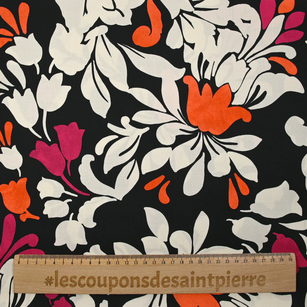 Satin de viscose fin imprimé fleurs royales fuchsia, orange et écru fond noir - Image 3