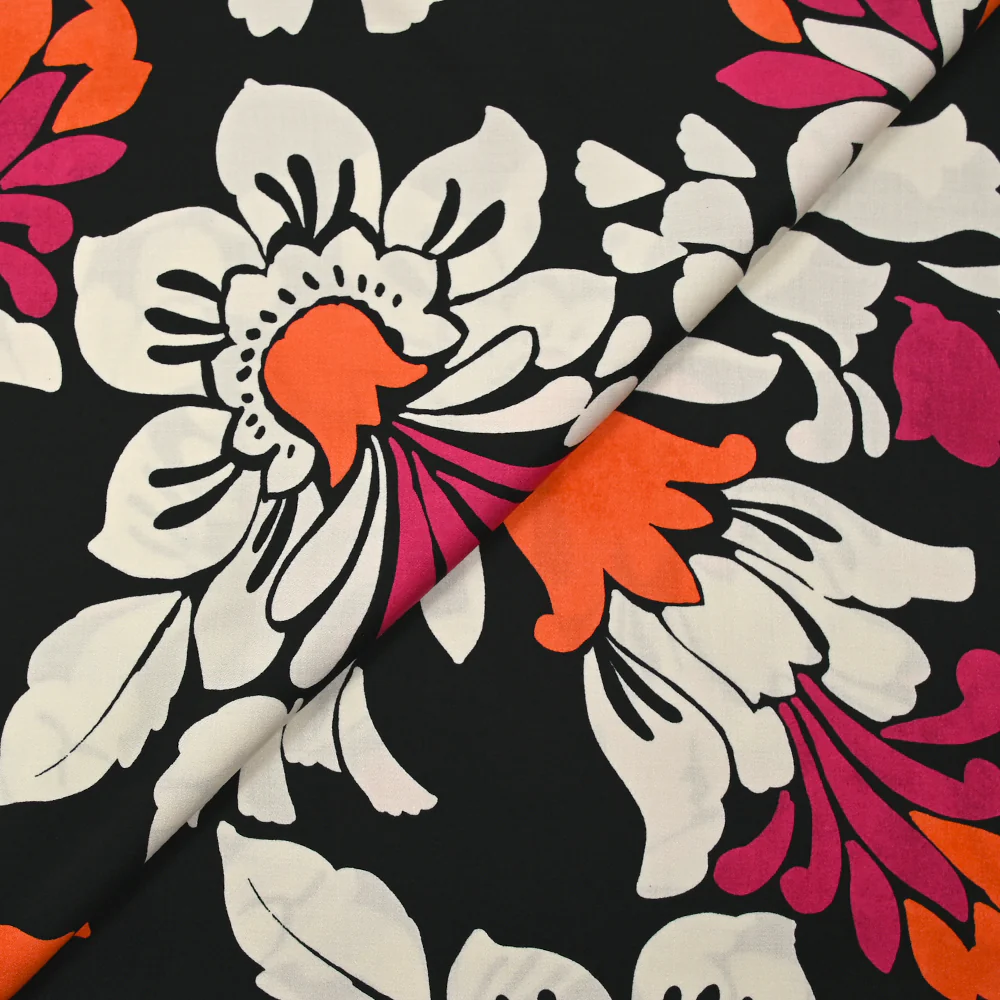 Satin de viscose fin imprimé fleurs royales fuchsia, orange et écru fond noir - Image 4