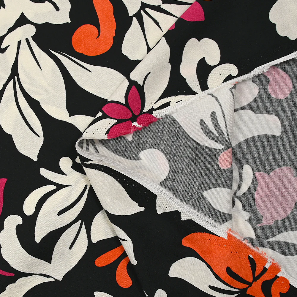 Satin de viscose fin imprimé fleurs royales fuchsia, orange et écru fond noir - Image 5