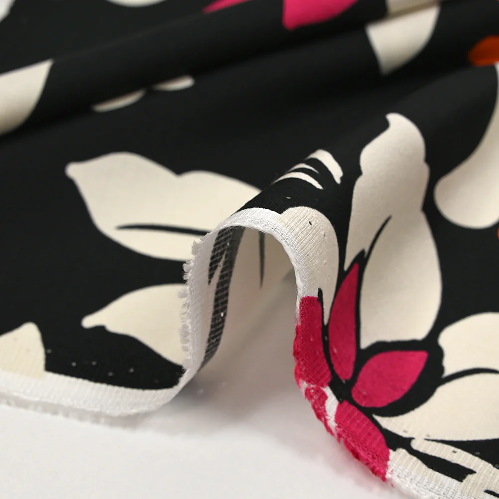 Satin de viscose fin imprimé fleurs royales fuchsia, orange et écru fond noir - Image 6