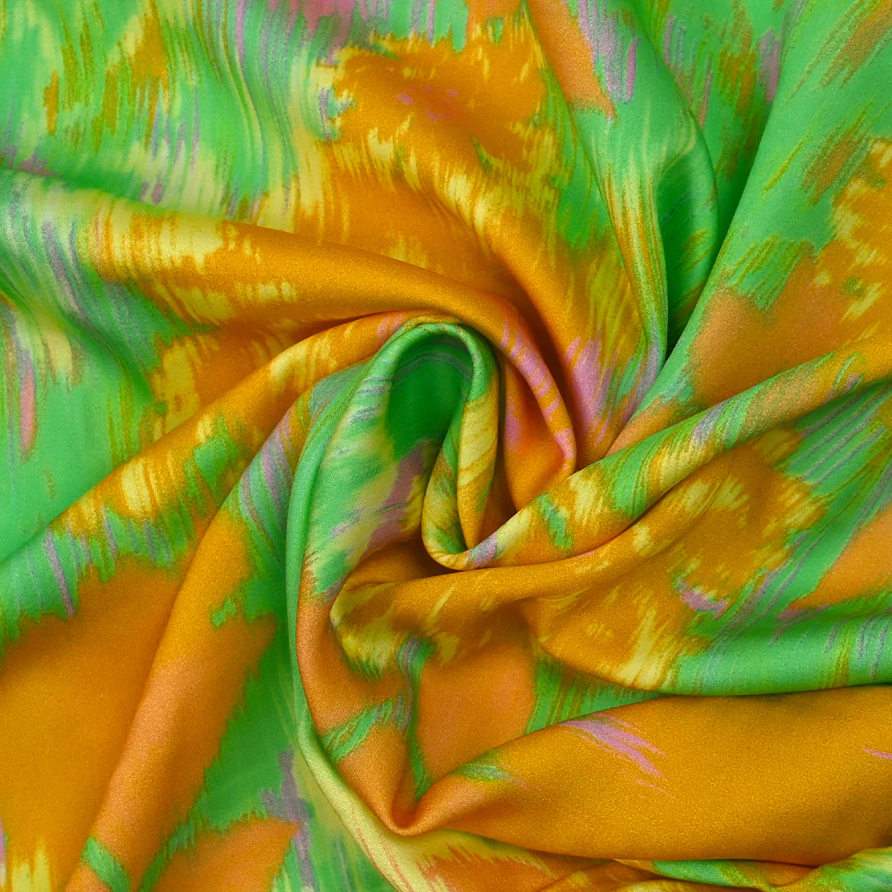 Satin de viscose imprimé brume florale moutarde fond vert - Image 2