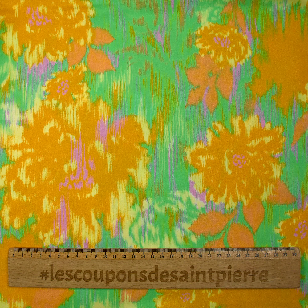 Satin de viscose imprimé brume florale moutarde fond vert - Image 3