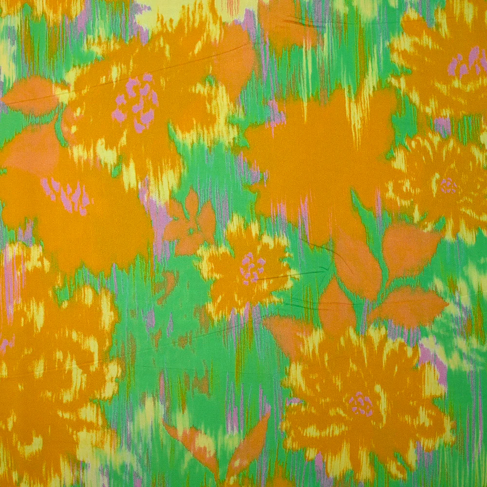 Satin de viscose imprimé brume florale moutarde fond vert - Image 4