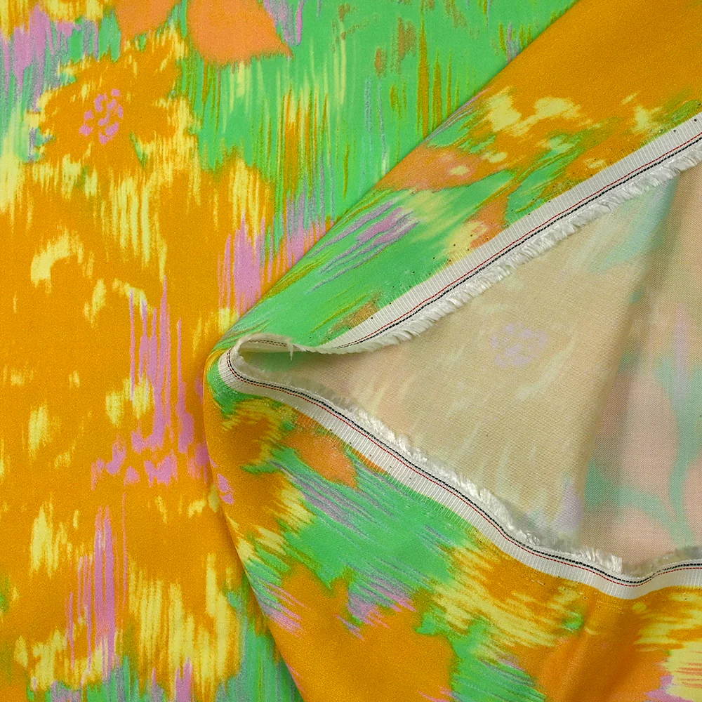 Satin de viscose imprimé brume florale moutarde fond vert - Image 6