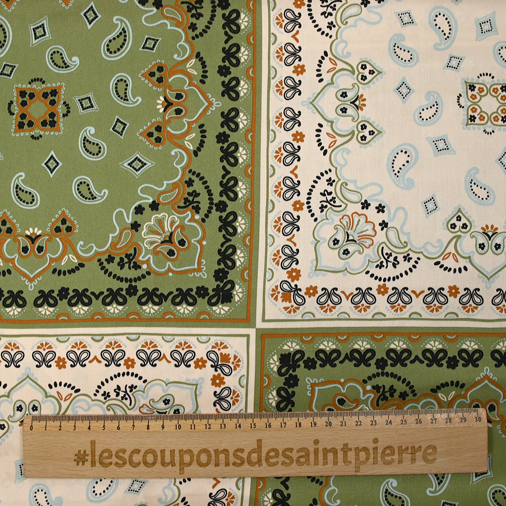 Satin de viscose imprimé cachemire en carré écru et kaki - Image 3