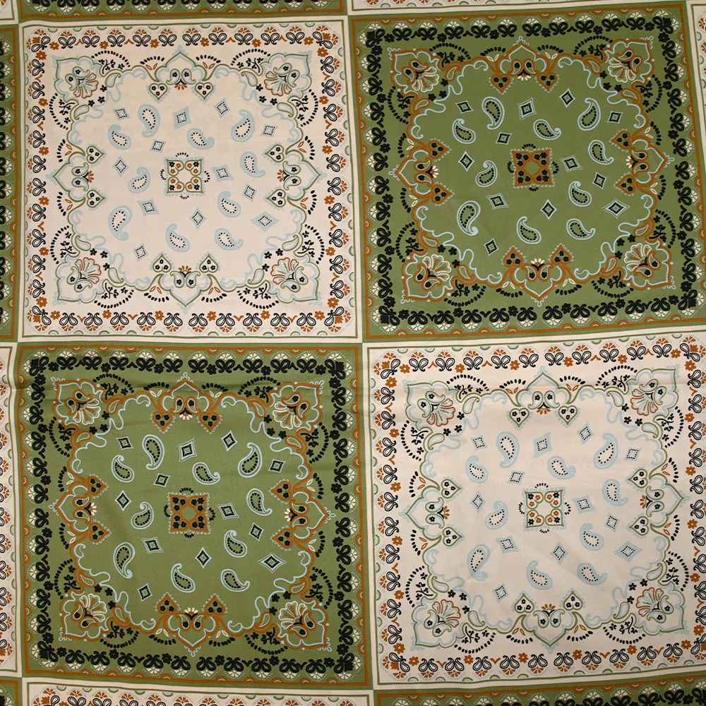 Satin de viscose imprimé cachemire en carré écru et kaki - Image 6