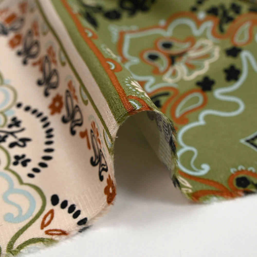 Satin de viscose imprimé cachemire en carré écru et kaki - Image 8