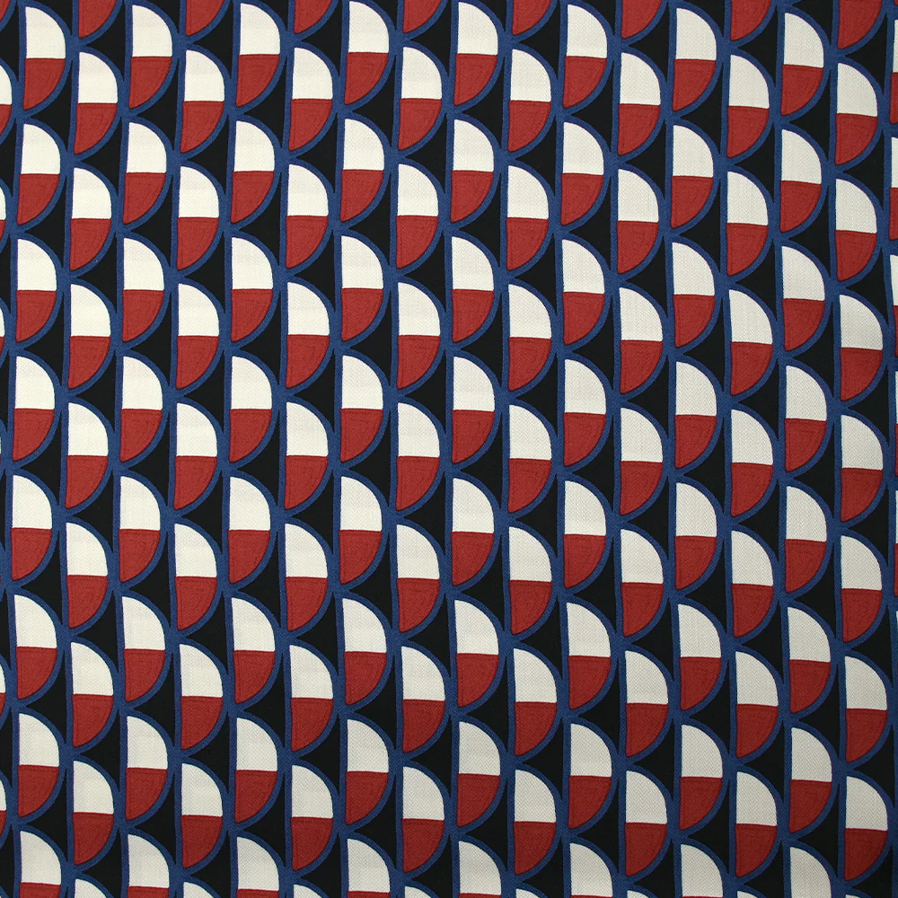 Satin de viscose imprimé demi-lune bordeaux et fond noir - Image 4