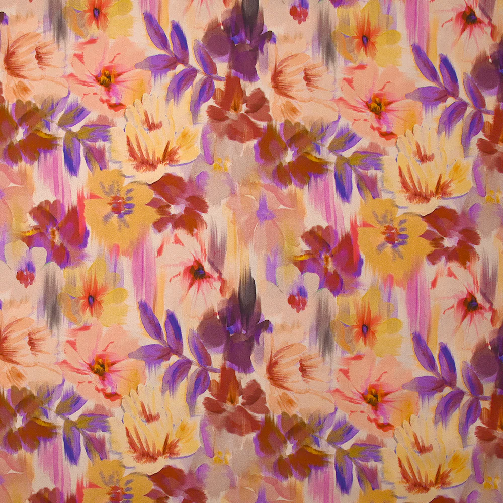 Satin de viscose imprimé flou de fleurs fond blush