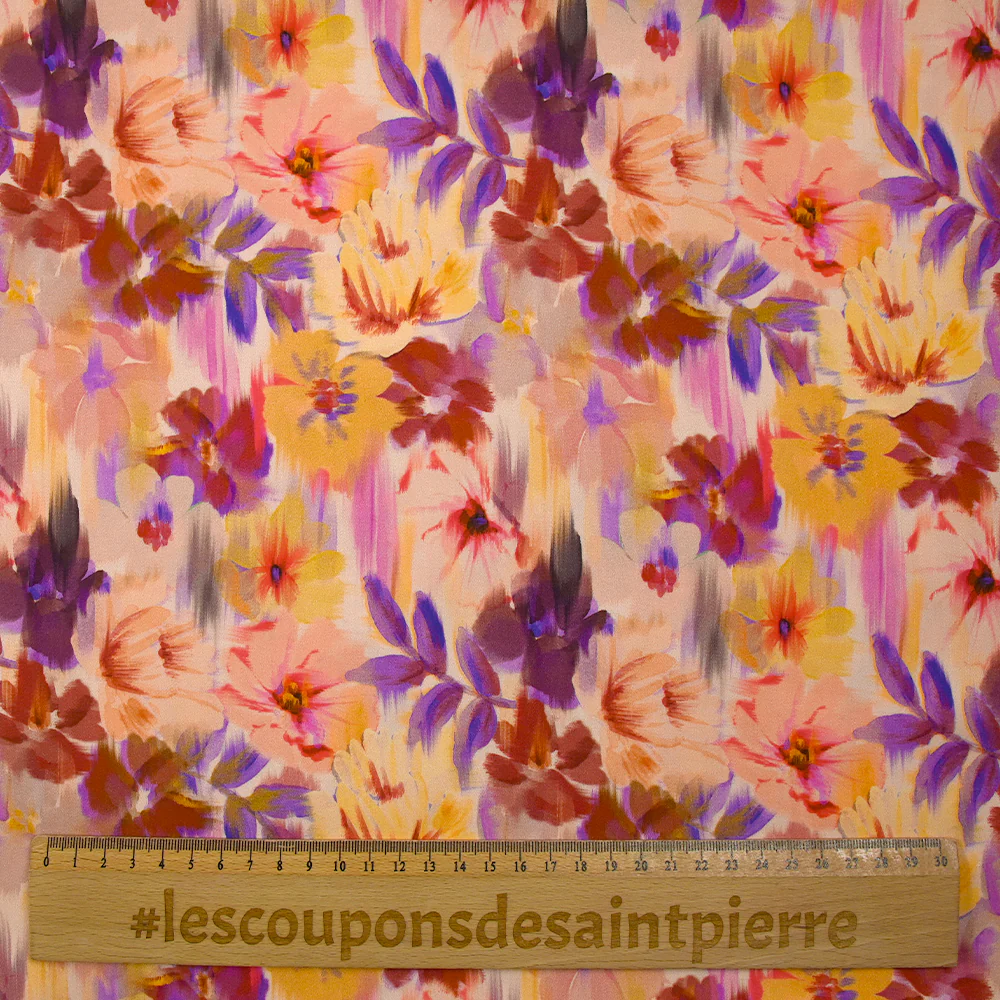 Satin de viscose imprimé flou de fleurs fond blush - Image 3