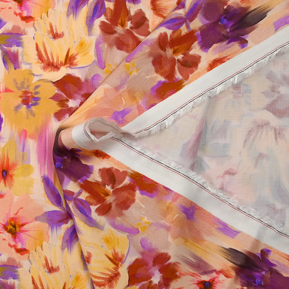 Satin de viscose imprimé flou de fleurs fond blush - Image 5