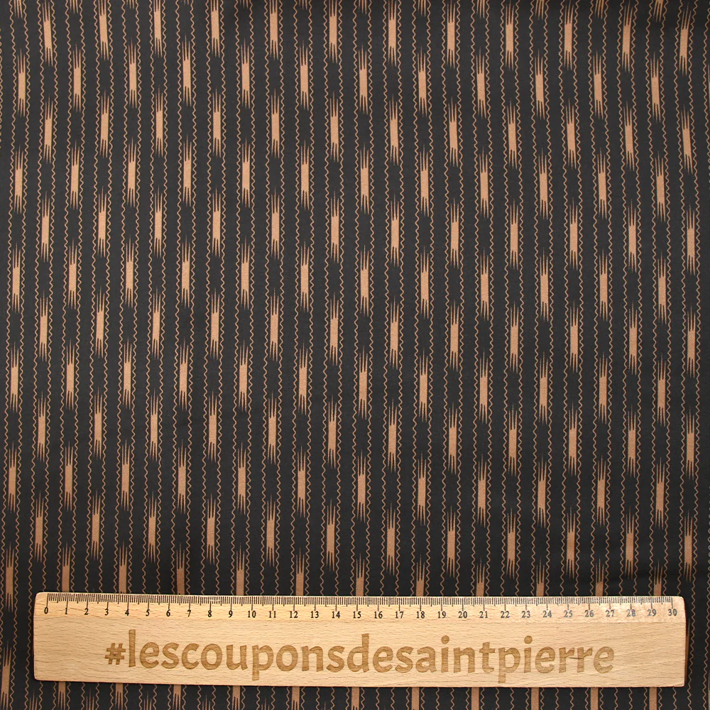 Satin de viscose imprimé pluie de rayures ondulées fond noir - Image 3