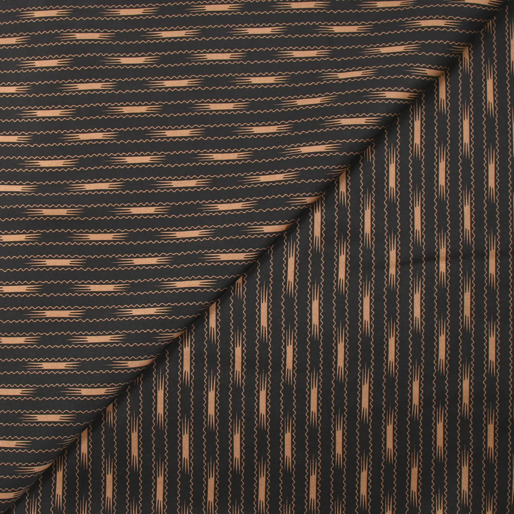 Satin de viscose imprimé pluie de rayures ondulées fond noir - Image 4