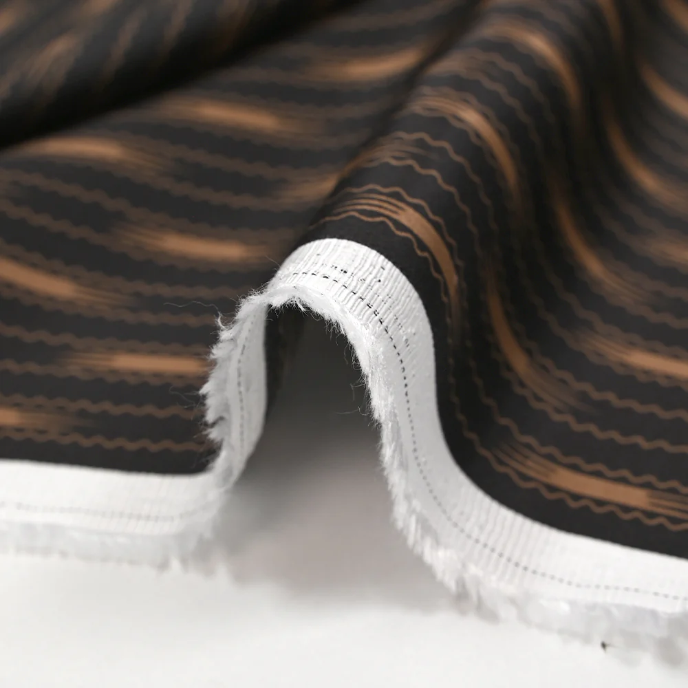 Satin de viscose imprimé pluie de rayures ondulées fond noir - Image 6