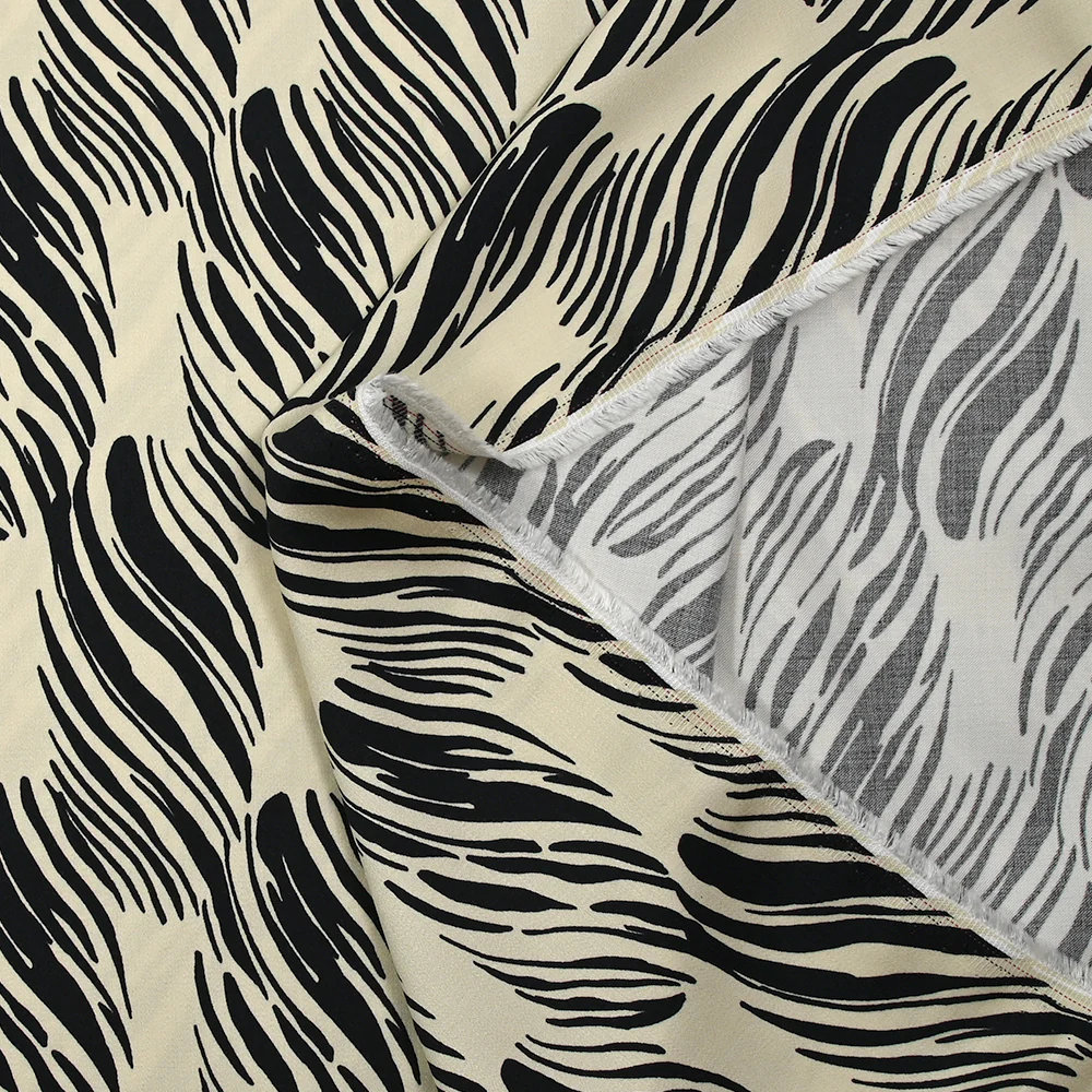 Satin de viscose imprimé souffle noir fond écru - Image 5