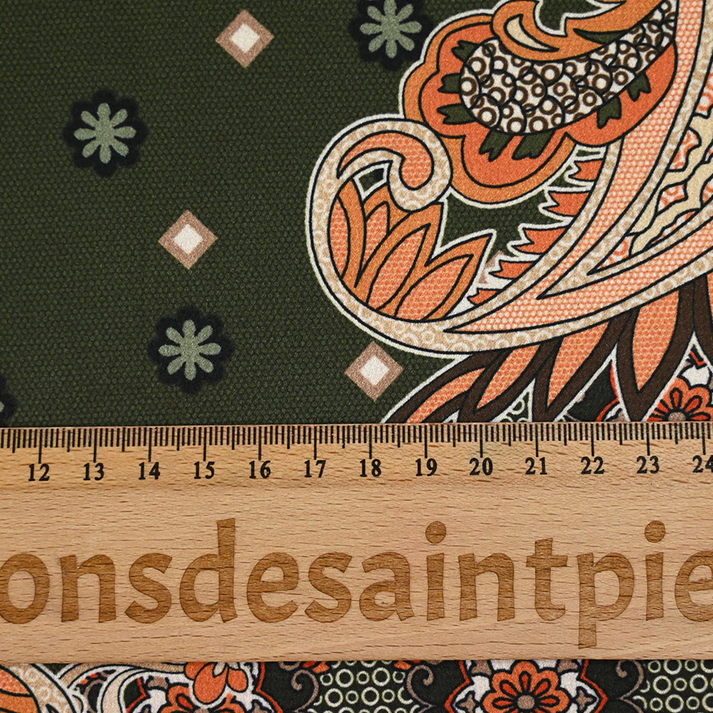Satin polyester imprimé patchwork et cachemire marron fond kaki - Image 3