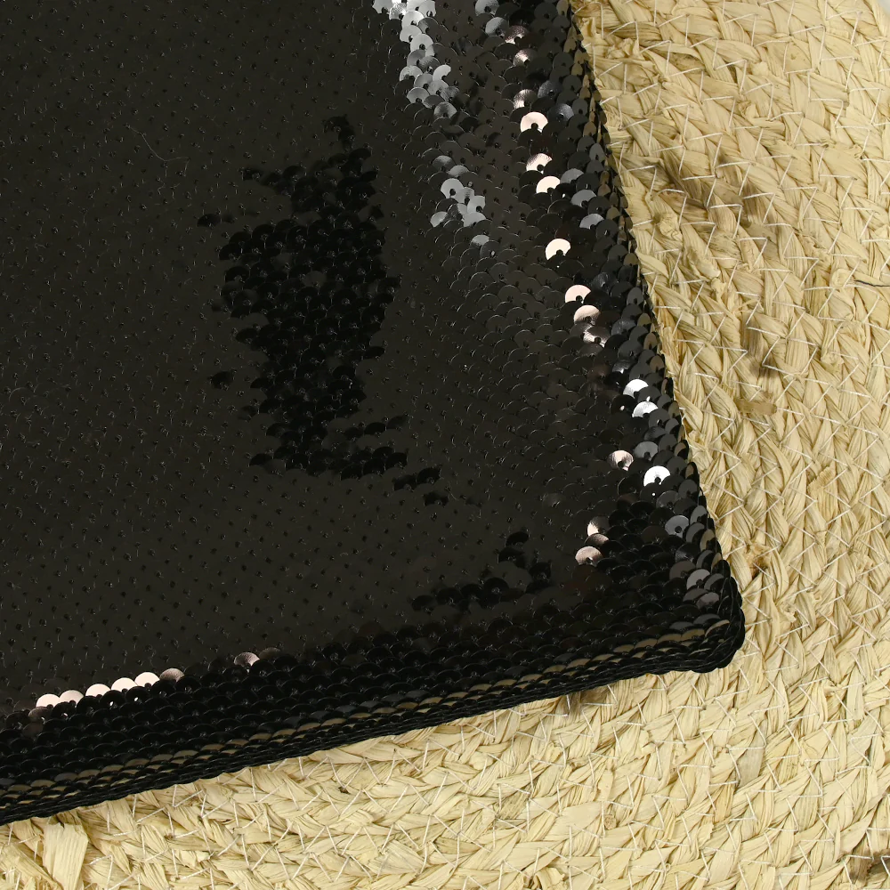 Sequins noirs sur tulle stretch