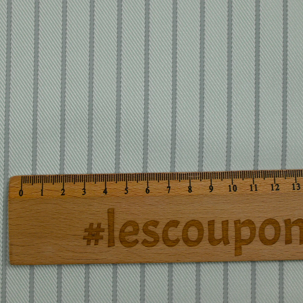 Sergé de coton rayé fond vert pâle - Image 3