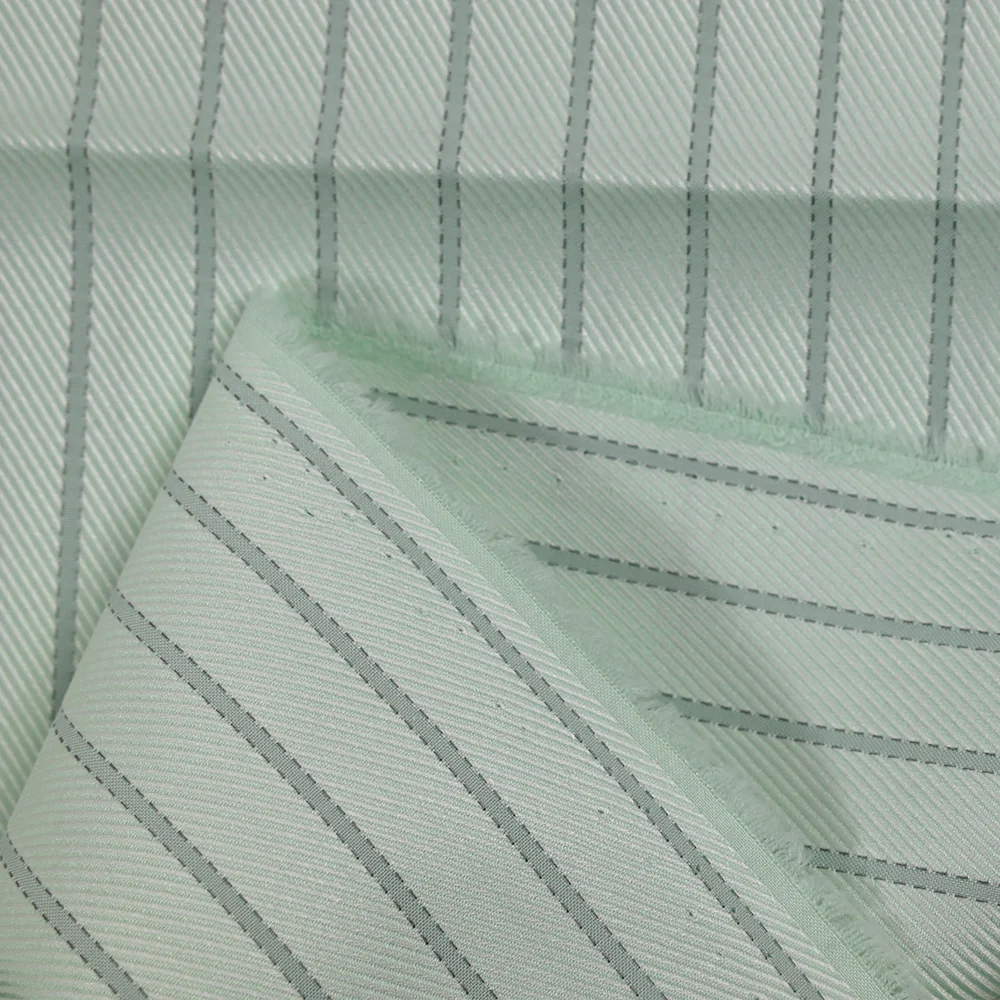 Sergé de coton rayé fond vert pâle - Image 4