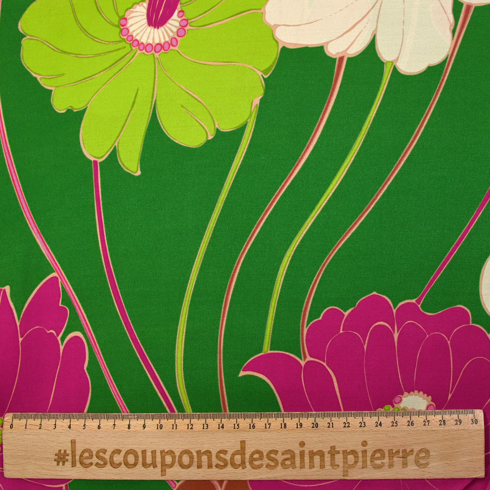 Twill de viscose imprimé en fleurs anis et fuchsia fond vert prairie - Image 3