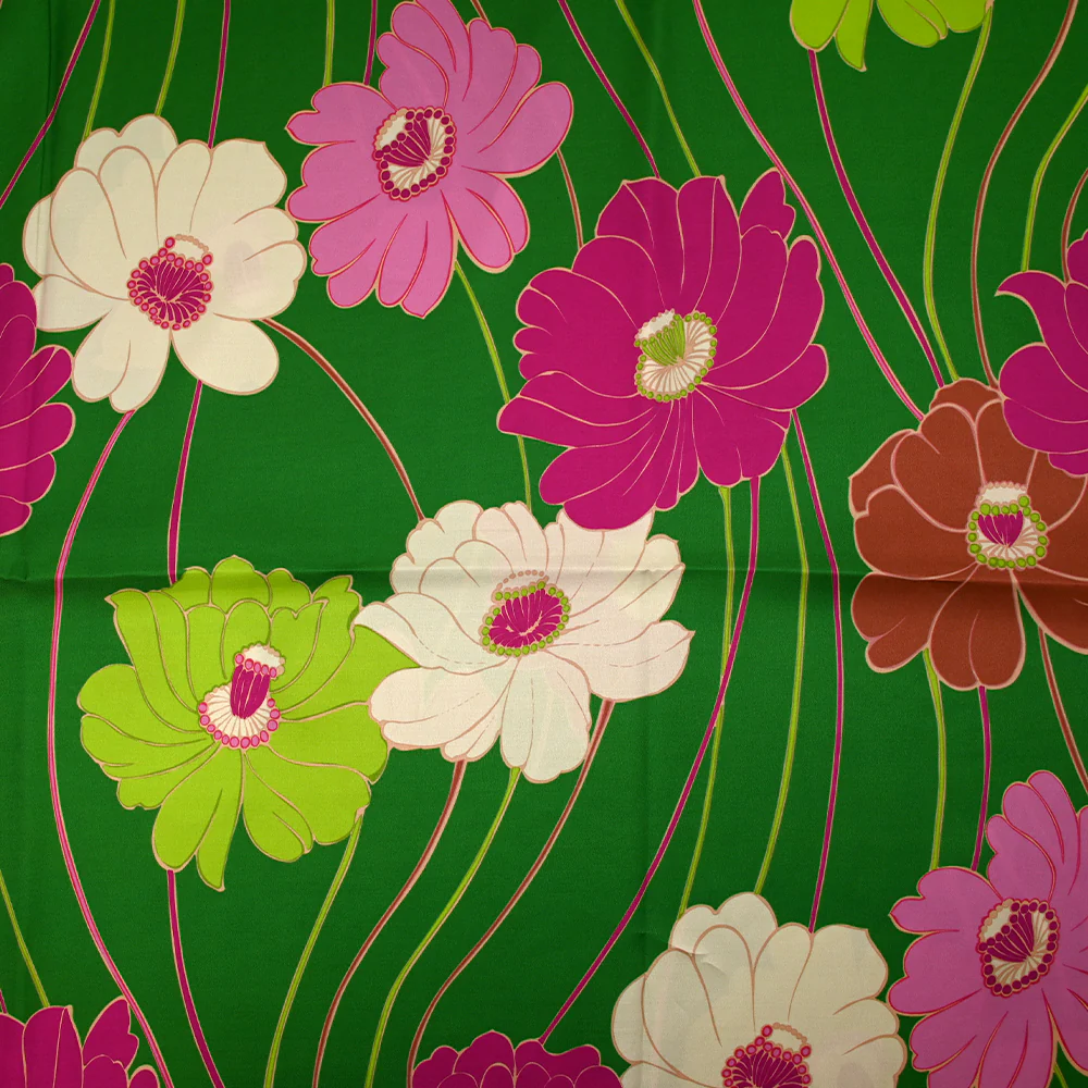 Twill de viscose imprimé en fleurs anis et fuchsia fond vert prairie - Image 4