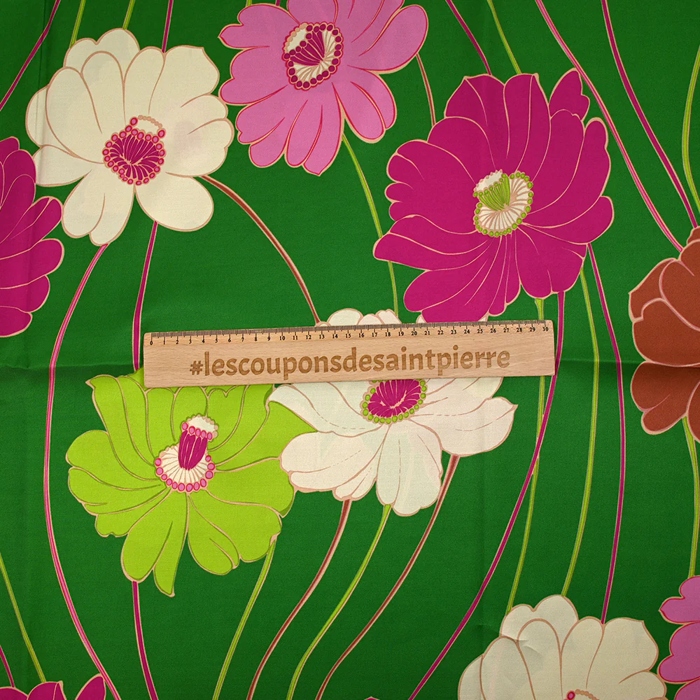 Twill de viscose imprimé en fleurs anis et fuchsia fond vert prairie - Image 5