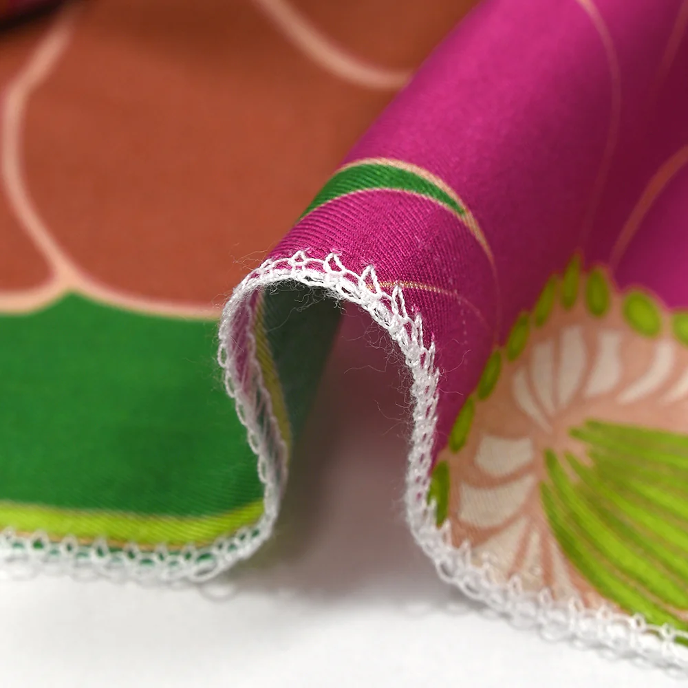 Twill de viscose imprimé en fleurs anis et fuchsia fond vert prairie - Image 8