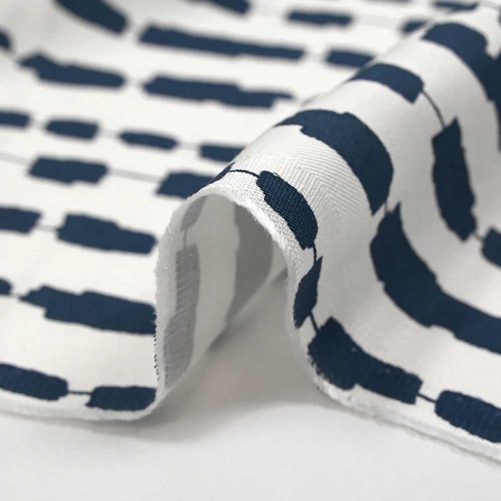 Twill de viscose imprimé vertèbres marine fond blanc - Image 6