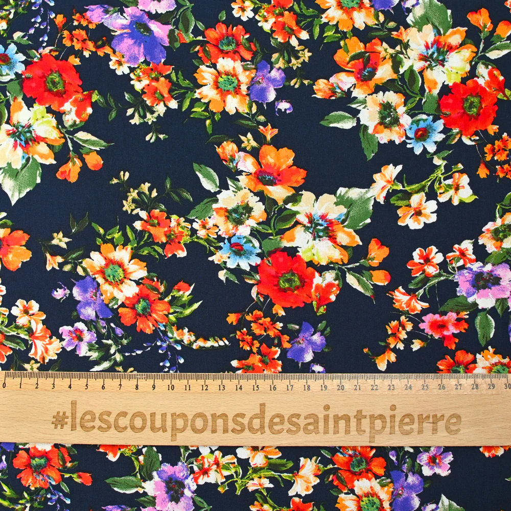 Viscose imprimée bouquet de fleurs de Sophie fond marine - Image 3