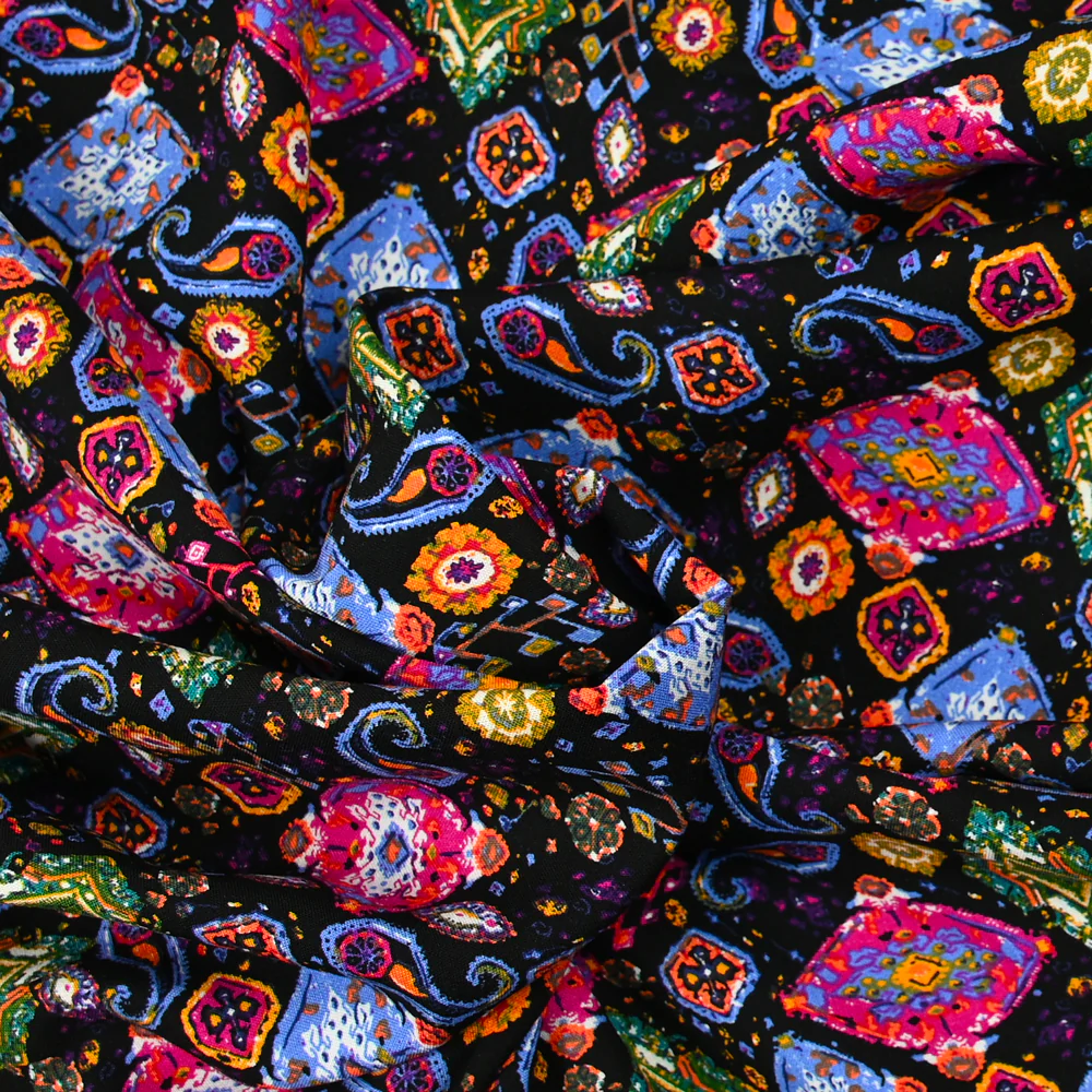 Viscose imprimée cachemire fuchsia et bleu fond noir - Image 2