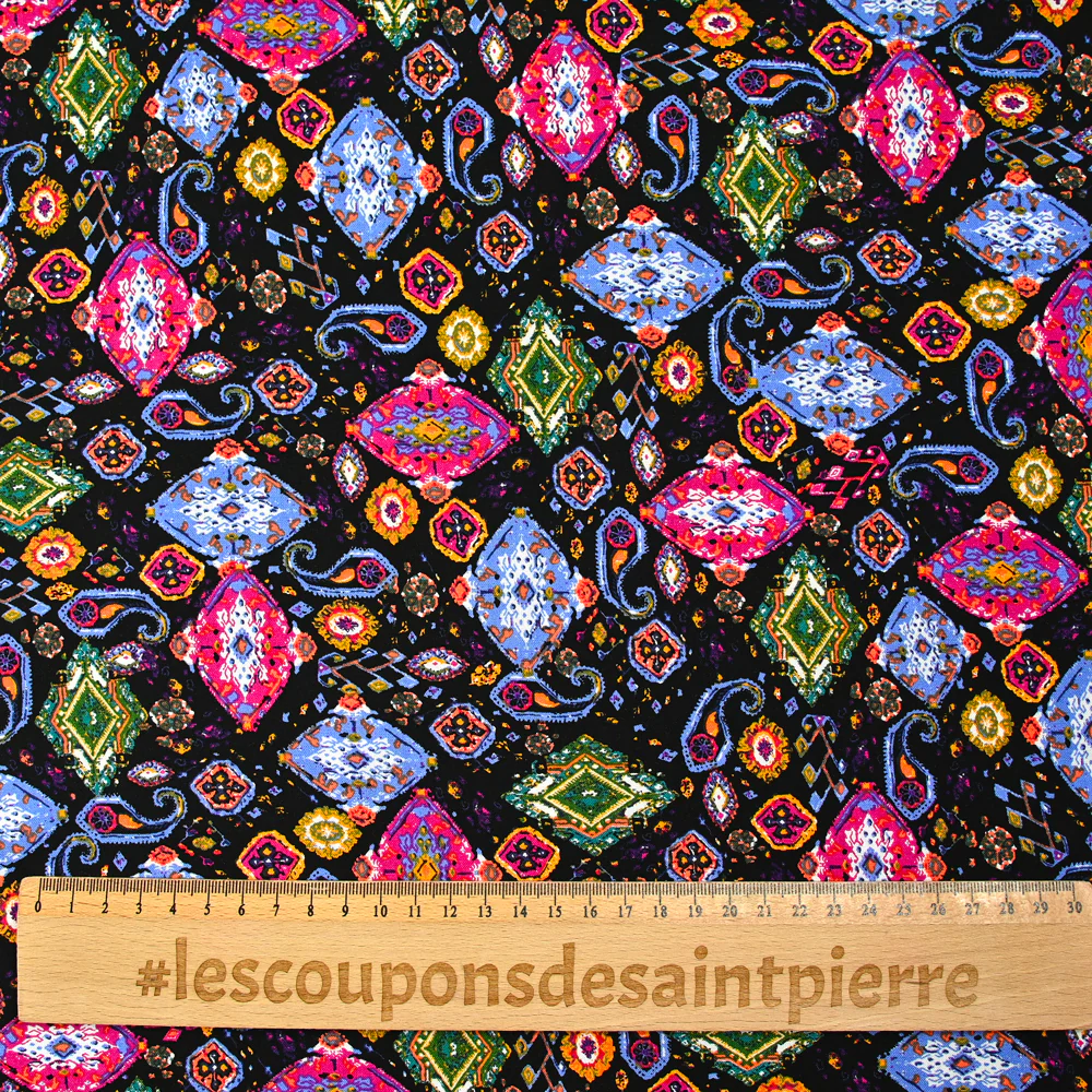 Viscose imprimée cachemire fuchsia et bleu fond noir - Image 3